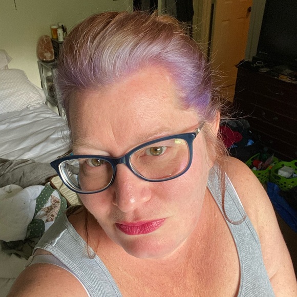 💚 Hi. I'm Jules. Love glitter, butterflies, green - Picture 6 of 16